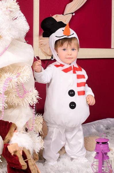 Petit garçon en costume de bonhomme de neige à l'intérieur — Photo