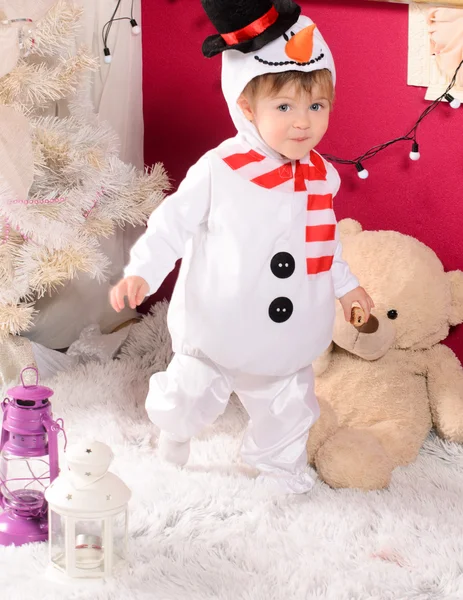 Menino em traje de boneco de neve dentro de casa — Fotografia de Stock