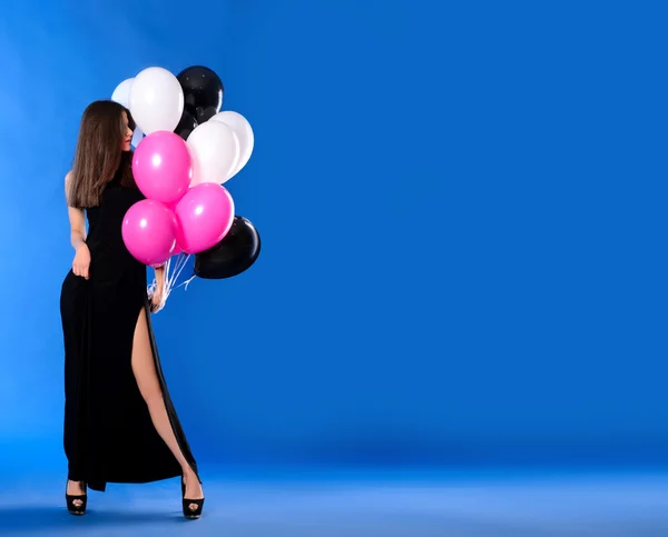 Mujer con globos negros, blancos y rosados — Foto de Stock