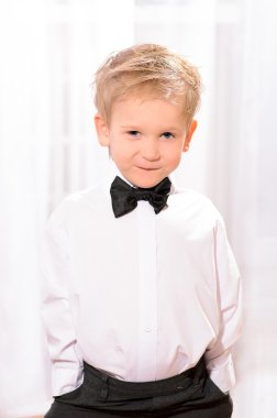 siyah papyon ile Beyaz gömlekli sarışın çocuk