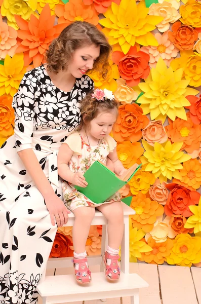 Mamma och dotter läsning bok — Stockfoto