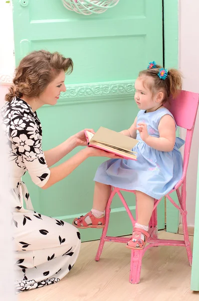 Mamma och dotter läsning bok — Stockfoto