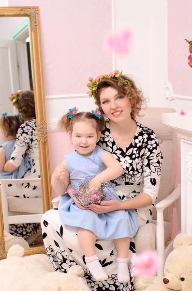 Mommy and daughter in room with mirror — Stock Photo, Image