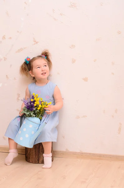 Little girl with bouquet of flowers indoors — Stock Photo, Image