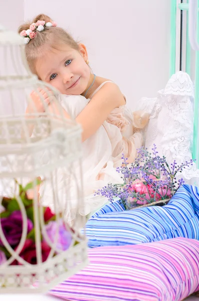 Petite fille avec cage à oiseaux à l'intérieur de la maison — Photo