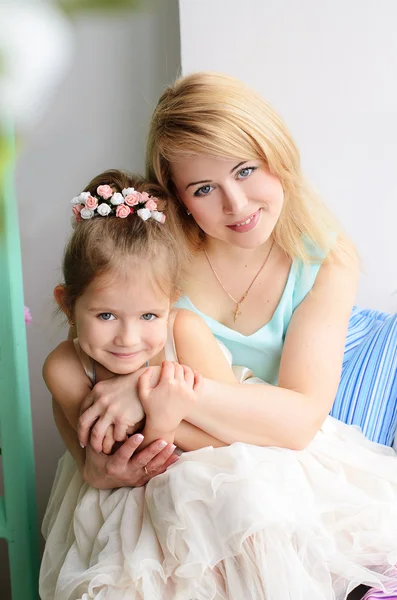 Mother and daughter embracing indoors — Stock Photo, Image