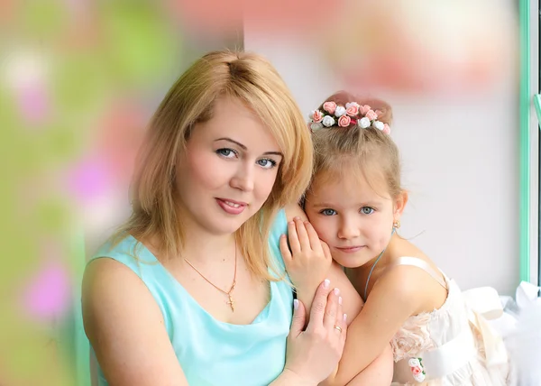 Pequeña hija abrazando madre —  Fotos de Stock