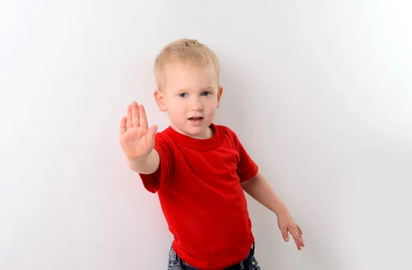 Piccolo ragazzo in camicia rossa mostrando segno di stop — Foto Stock