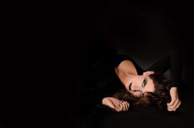 Genç cadı makyaj ile siyah yalan