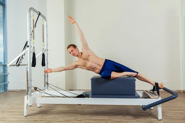 改革者普拉提锻炼锻炼在健身房室内的人. — 图库照片