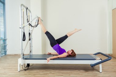 Kapalı spor salonunda Pilates reformer Egzersiz Egzersizler kadın esmer