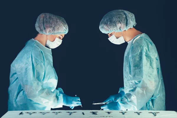Медична команда лікарні виконує операцію. Група хірургів на роботі в операційній залі театру. охорона здоров'я  . — стокове фото