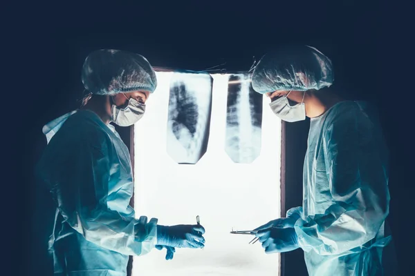 Két sebész dolgozik, és koncentrálják az üzemeltető az tábla — Stock Fotó