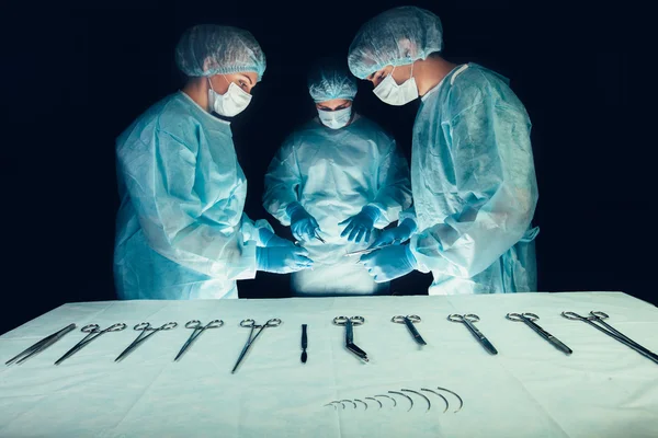 Equipo médico del hospital realizando operación. Grupo de cirujanos trabajando en quirófano. asistencia sanitaria  . —  Fotos de Stock
