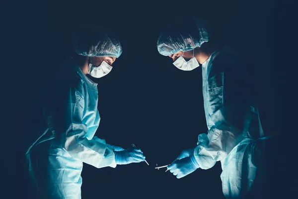 Hospital da equipe médica realizando operação. Grupo de cirurgiões a trabalhar na sala de operações. cuidados de saúde  . — Fotografia de Stock