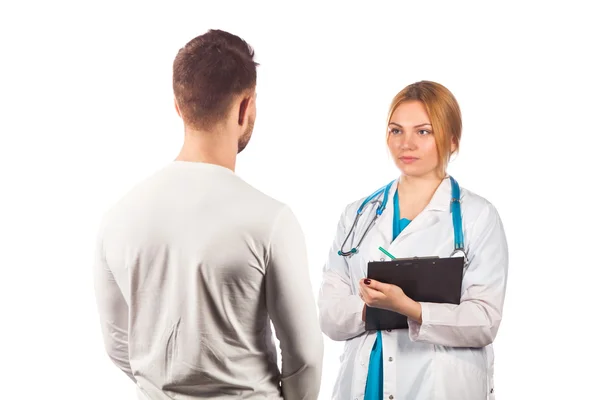Kvinnlig läkare som håller i ansökningsblanketten medan han eller hon konsulterar patienten. — Stockfoto