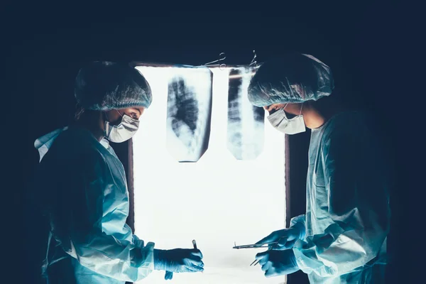 Dois cirurgiões trabalhando e concentrando-se na mesa de operação — Fotografia de Stock