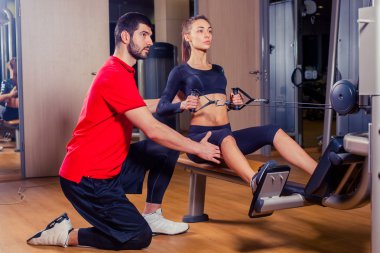 Kişisel antrenör müvekkilinin içinde jimnastik salonu ile çalışma