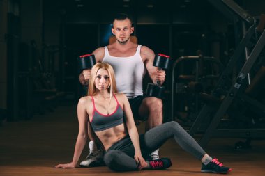 güzel genç sportif seksi çift kas ve egzersiz jimnastik salonu dumbbell gösterilen