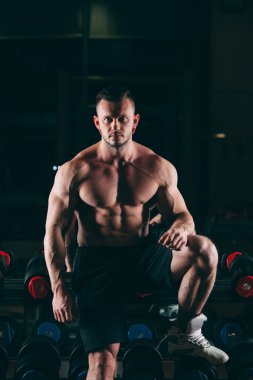 Spor salonu ayakta dambıl, güçlü erkek çıplak gövde abs yakınındaki içinde kas adam