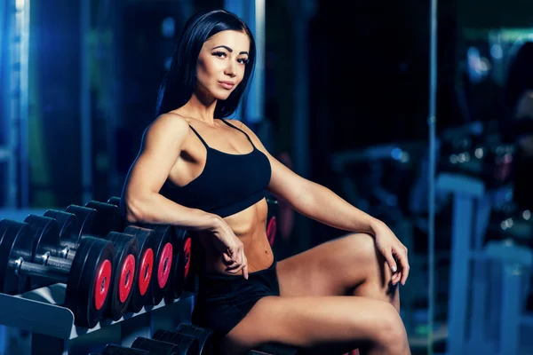 Snygg sexig kvinna träning med hantlar i gym — Stockfoto