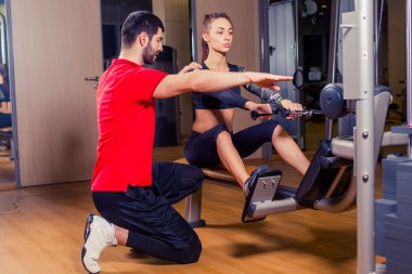 Kişisel antrenör müvekkilinin içinde jimnastik salonu ile çalışma