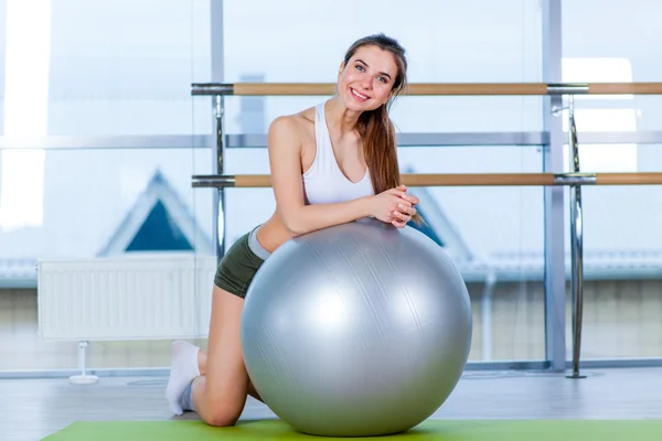 Fitness, sport, utbildning och människor koncept - kvinna med fitness boll — Stockfoto