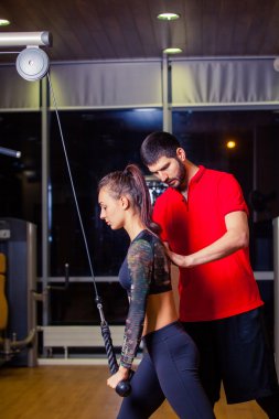 onun kişisel bir eğitmen ile egzersiz jimnastik salonu kadın