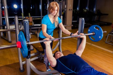 Erkekler halter salonunda dışarı çalışırken Asansör yardımcı antrenör