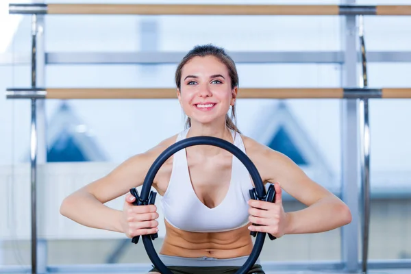 Pilates mulher anel mágico exercício no ginásio indoor — Fotografia de Stock