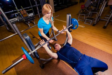 Erkekler halter salonunda dışarı çalışırken Asansör yardımcı antrenör
