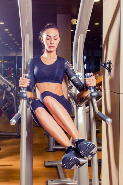 Fitness, spor, eğitim ve insan kavramı - karın kasları basınla yatay çubuk üzerinde çalışan kişisel antrenör yardımcı kadın. — Stok fotoğraf