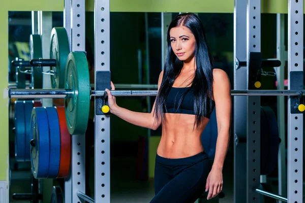 Sexy meisje rust na squat oefeningen. Fitness brunette vrouw — Stockfoto