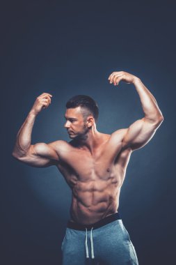 atletik erkek fitness modeli gövde gösteren altı bohça abs. olduğunu
