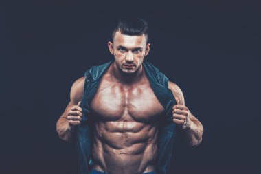 Siyah arka planda güçlü atletik adam