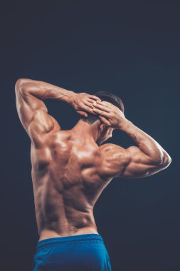 koyu arka plan üzerinde geri güçlü atletik bir adam