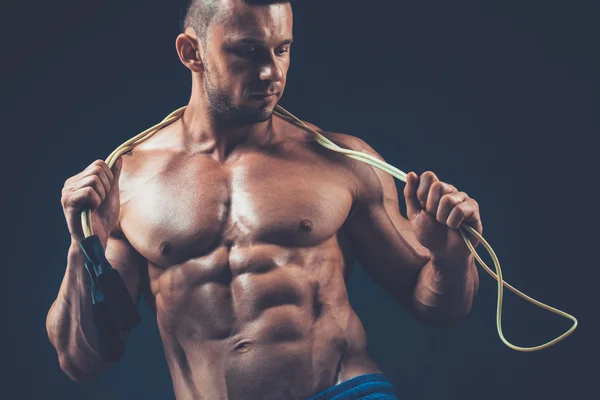 Muskulöser Mann beim Seilspringen. Aktive Sportfitness — Stockfoto