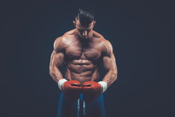 Boxeador muscular em estúdio de tiro, em fundo preto . — Fotografia de Stock
