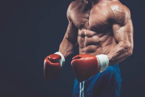 Boxeador muscular en rodaje de estudio, sobre fondo negro . — Foto de Stock