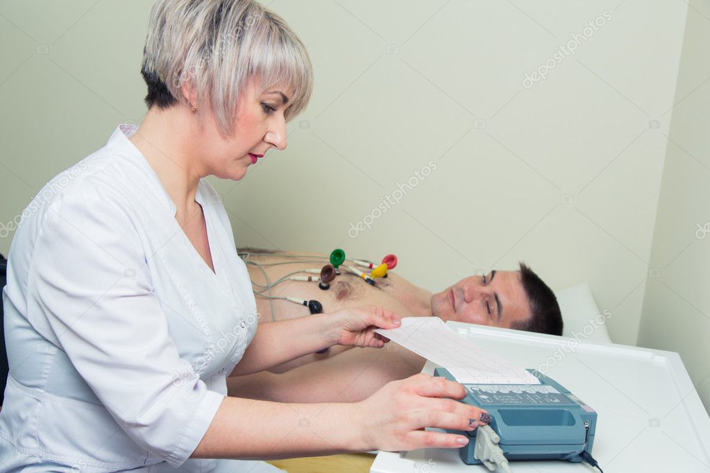 Электрокардиография (экг). Экг женщинам. Снятие экг медсестрой. Экг сердца. Врач пациент экг.