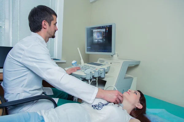 Frau bekommt Ultraschall einer Schilddrüse vom Arzt — Stockfoto