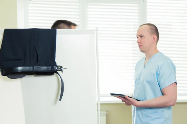 Sağlık, teknoloji tıp kavramı - perde arkasında hastanede ciddi doktor ve hasta ile — Stok fotoğraf