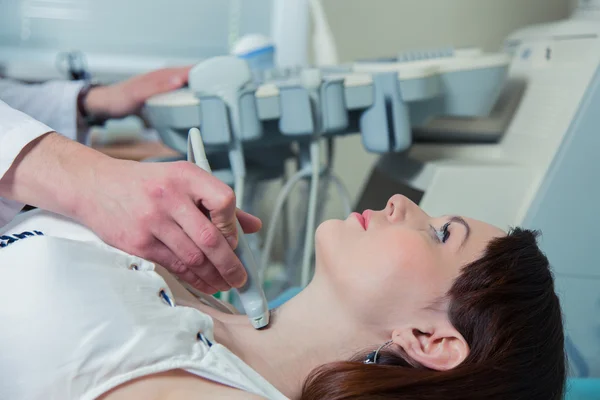 Mulher recebendo ultra-som de uma tireóide do médico — Fotografia de Stock