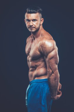 Siyah arka planda güçlü atletik adam