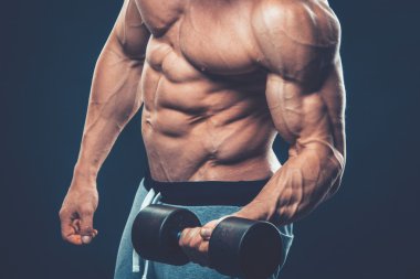 Dumbell ağırlık üzerinde dar bir kas delikanlı closeup