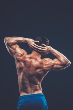 koyu arka plan üzerinde geri güçlü atletik bir adam