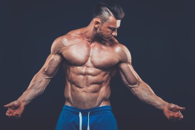 Siyah arka planda güçlü atletik adam