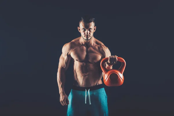 Fitness-Mann beim Krafttraining durch das Heben einer schweren Kettlebell — Stockfoto