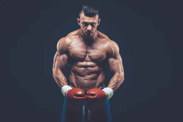 Muskulös boxare i studio fotografering, på svart bakgrund. — Stockfoto
