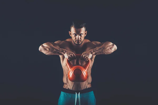 Fitness-Mann beim Krafttraining durch das Heben einer schweren Kettlebell — Stockfoto